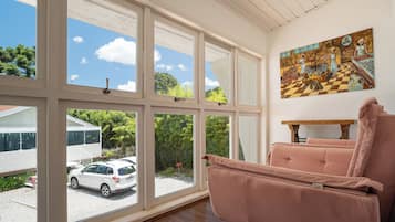 尊荣套房, 1 张大床, 花园景观 | 起居区