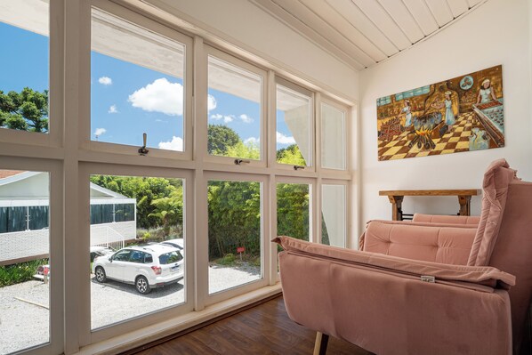 Premium-Suite, 1 Queen-Bett, Gartenblick | Wohnbereich