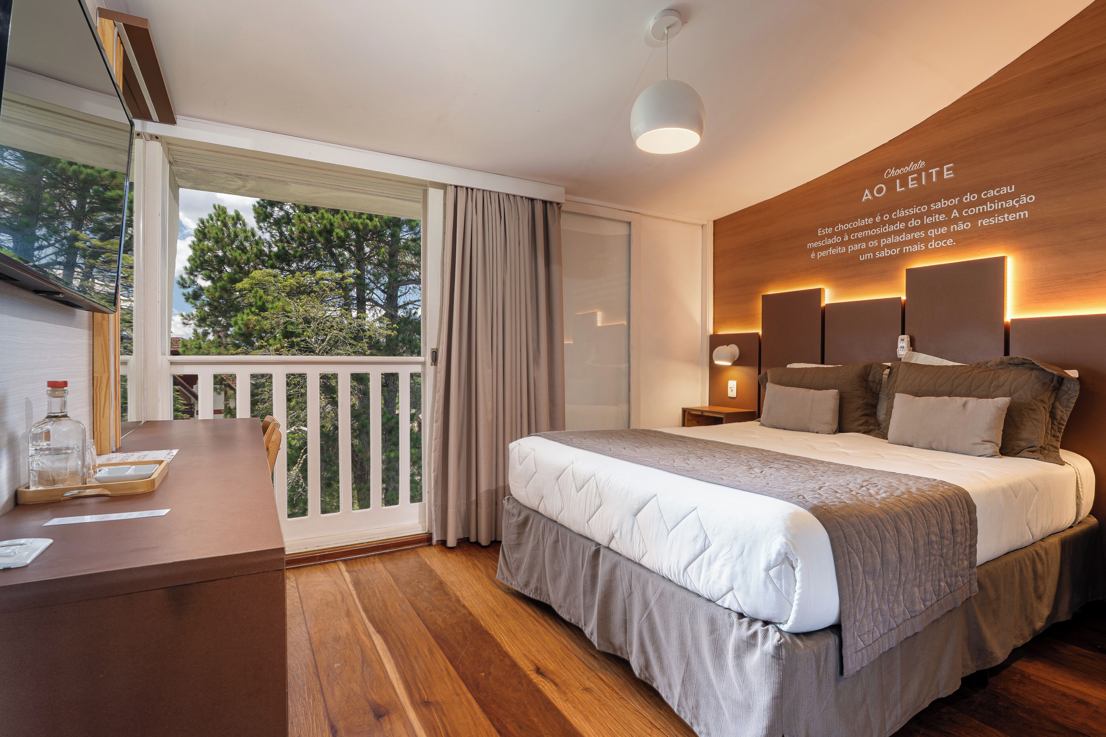 Svit Premium - 1 queensize-säng - utsikt mot trädgården | Duntäcken, bäddmadrasser, minibar och värdeförvaringsskåp på rummet