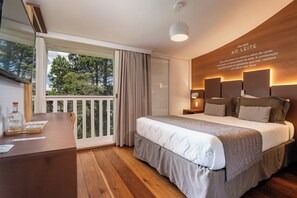 Svit Premium - 1 queensize-säng - utsikt mot trädgården | Duntäcken, bäddmadrasser, minibar och värdeförvaringsskåp på rummet