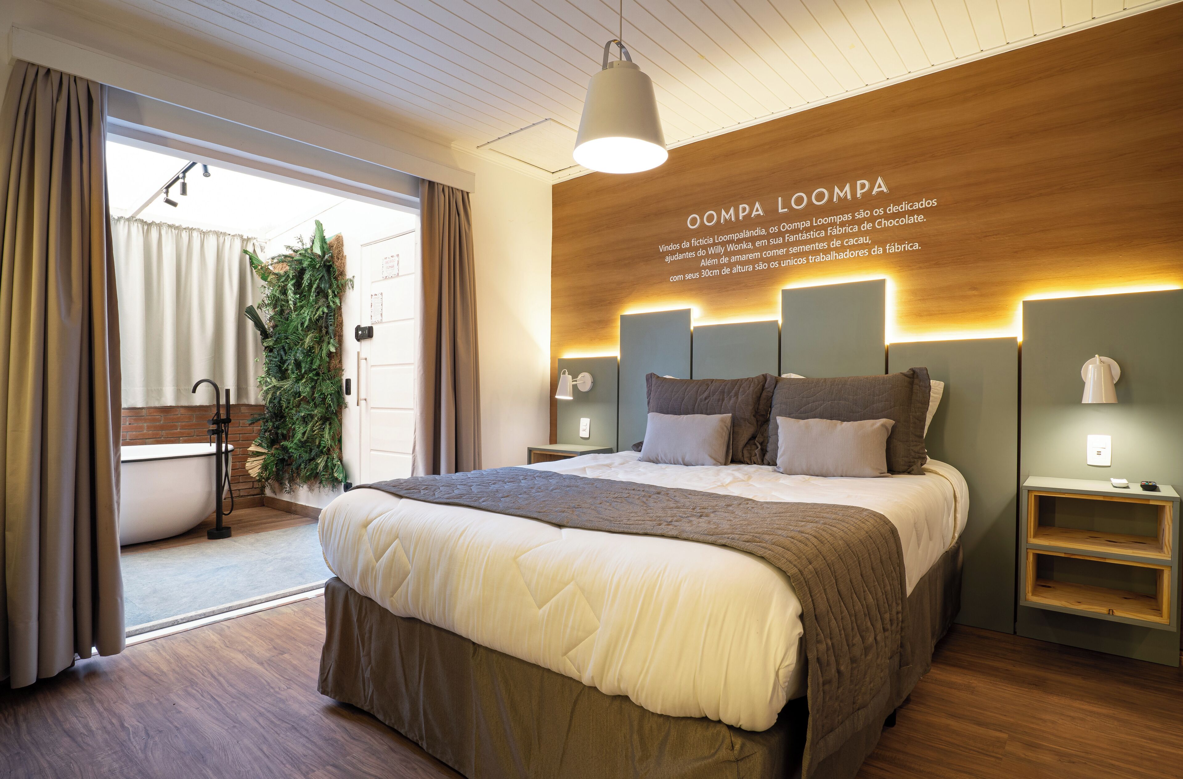 Svit Premium - 1 queensize-säng - bubbelbad - utsikt mot innergården | Duntäcken, bäddmadrasser, minibar och värdeförvaringsskåp på rummet