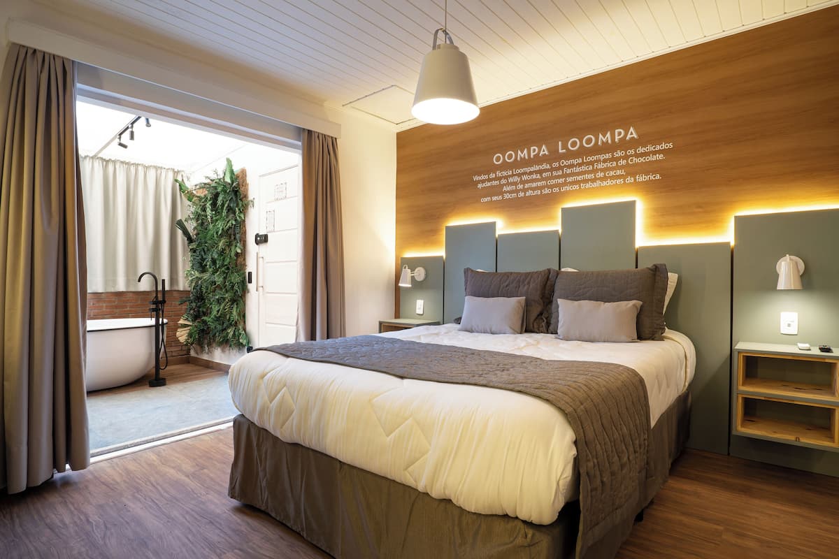 Svit Premium - 1 queensize-säng - bubbelbad - utsikt mot innergården | Duntäcken, bäddmadrasser, minibar och värdeförvaringsskåp på rummet