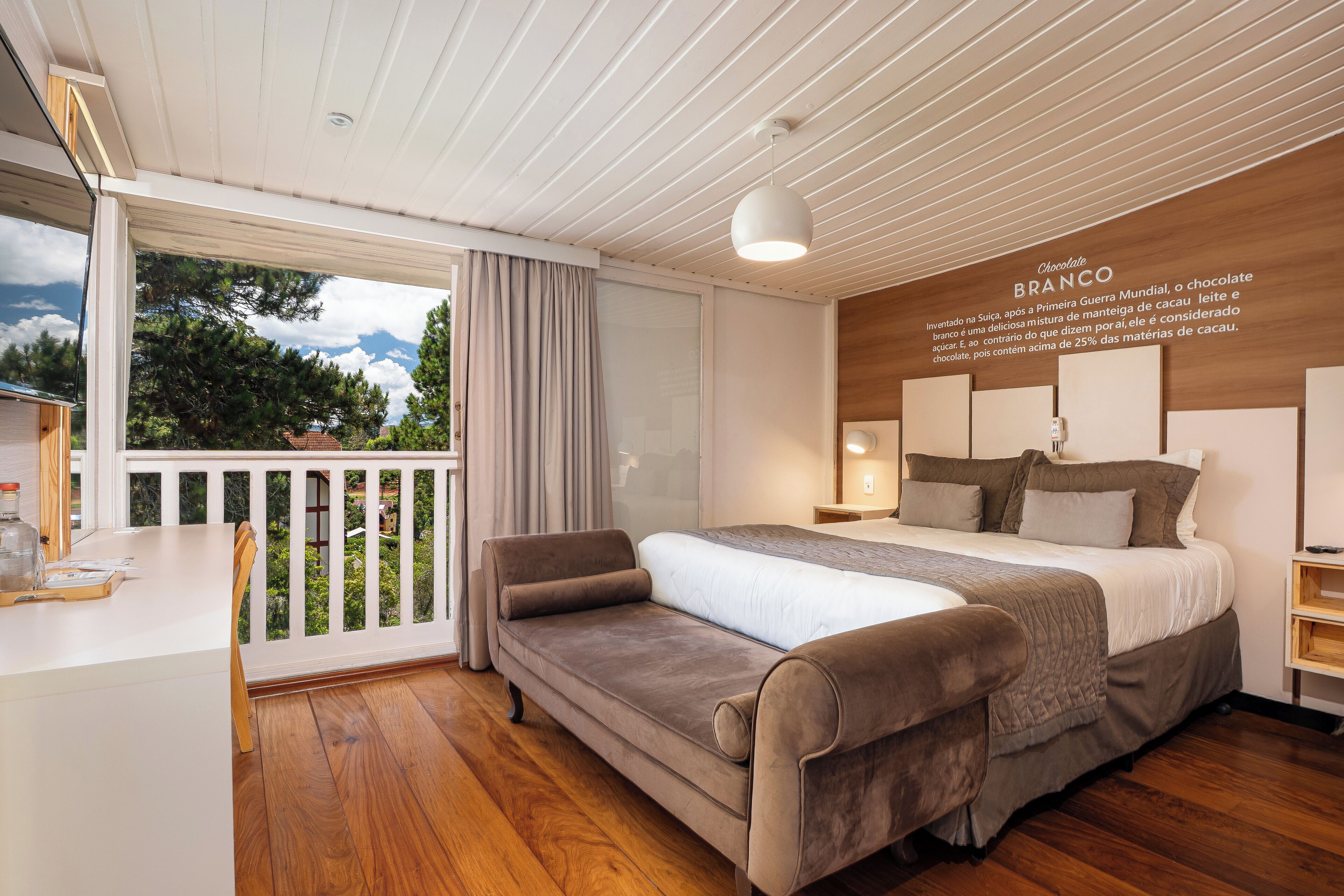 Svit Premium - 1 queensize-säng - utsikt mot trädgården | Duntäcken, bäddmadrasser, minibar och värdeförvaringsskåp på rummet