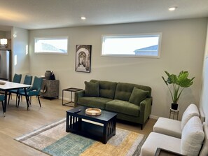 Smart TV, books - Luxury 3BR | Bonus Room | Office | A/C, Smart TVs, Parking (Calgary)
