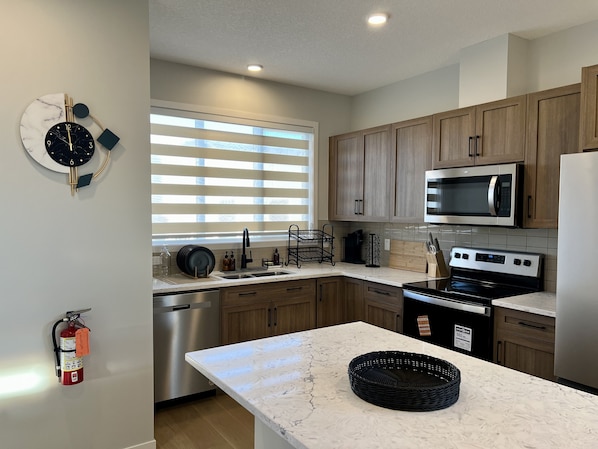 ثلاجة، ميكروويف، فرن، موقد طهي مسطح