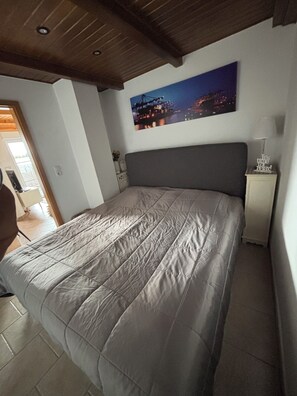 1 bedroom, bed sheets