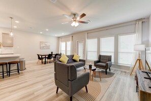 Living area - Charming Troy Escape Comfort Near Waco (Troy)