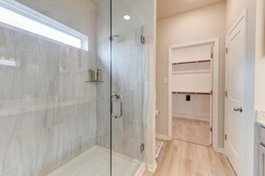 Free toiletries, soap, shampoo, toilet paper - Charming Troy Escape Comfort Near Waco (Troy)