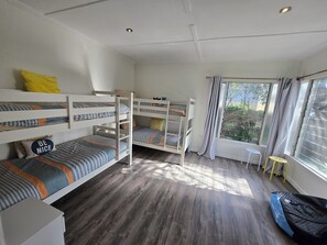 5 bedrooms, iron/ironing board, WiFi, bed sheets - Holiday House - 500m to the beach (Rye)