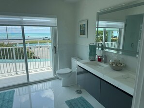 Shower, hair dryer, soap, toilet paper - Waterfront property with beautiful sunsets views! (Islamorada)