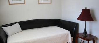 Charming studio in bungalow in green area.