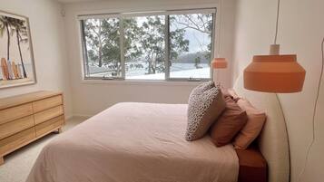 5 عدّة غرف نوم ومكواة/لوح كي وواي فاي وملاءات أسرّة