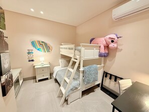 Een strijkplank/strijkijzer, wifi, beddengoed