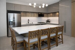 Kylskåp, mikrovågsugn, ugn och spishäll