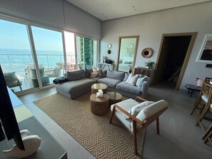 Télévision, cheminée, baby-foot, table de tennis de table