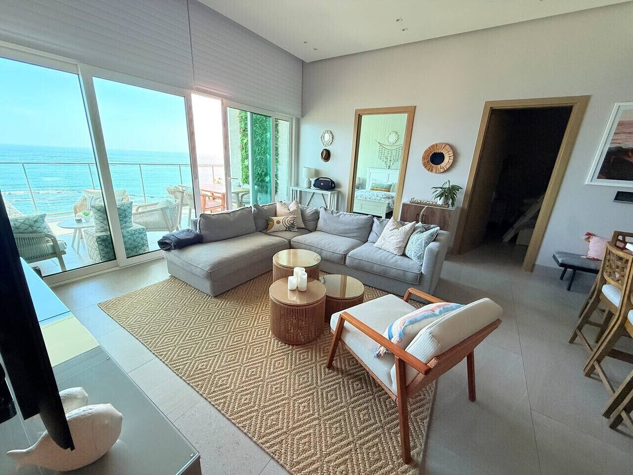 Télévision, cheminée, table de tennis de table, chaîne hi-fi