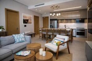 Tv, eldstad, bordsfotboll och ett bordtennisbord