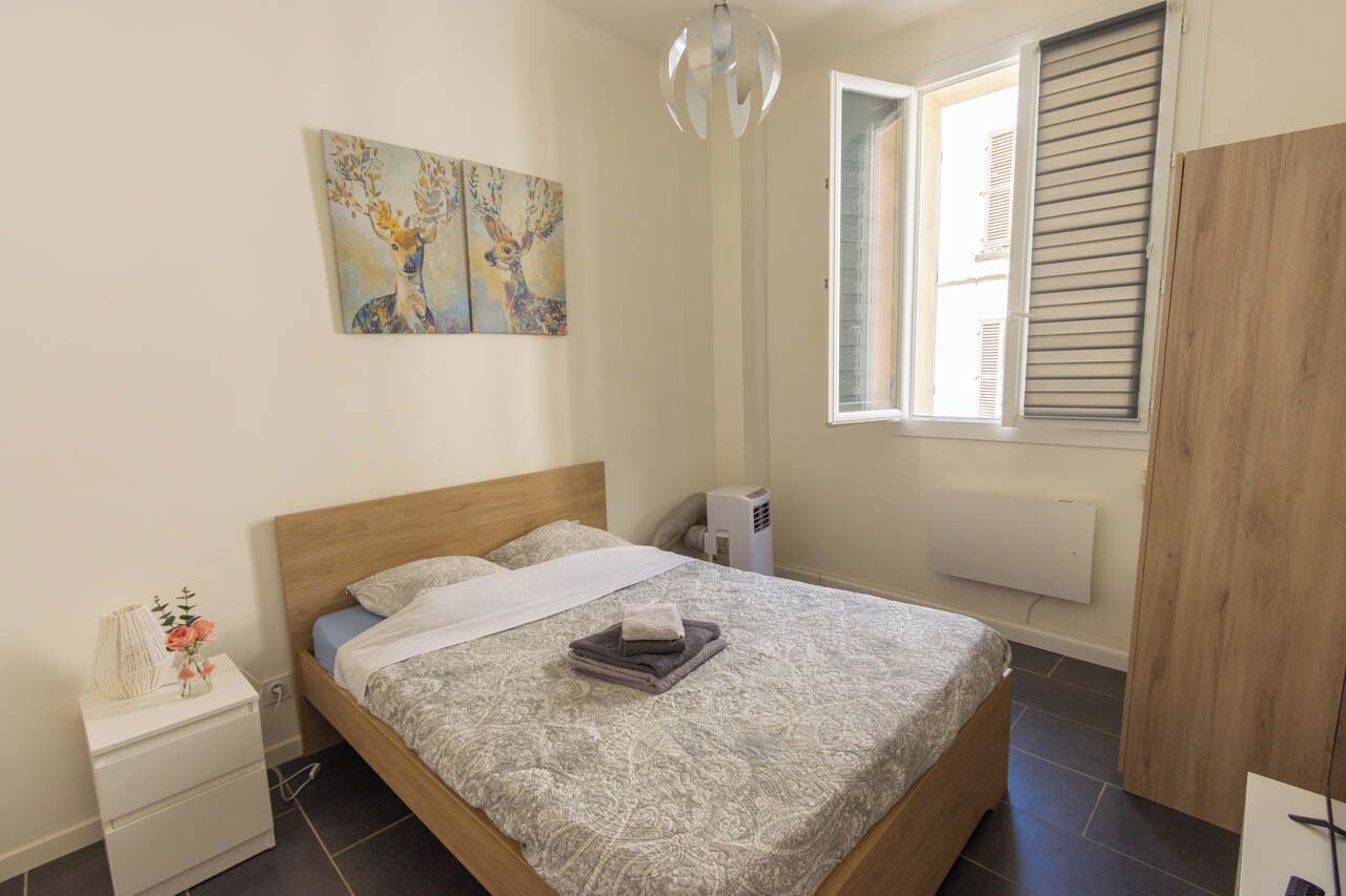 1 habitación, tabla de planchar con plancha, internet y ropa de cama 