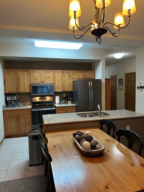 Jääkaappi, mikroaaltouuni, uuni, liesi