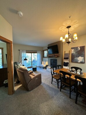 TV, fireplace -  River front w fireplace, hot tub bus stop at door, convenient & private (Keystone)