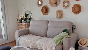 A living room with a grey sofa, a coffee table, and a patterned rug. - Sea-view terrace. 2mn from the streetcar, very well equipped, Pets welcome (Nice)