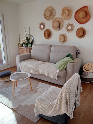 Living area - Sea-view terrace. 2mn from the streetcar, very well equipped, Pets welcome (Nice)