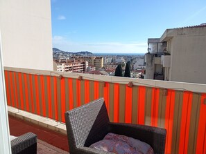 Property grounds - Sea-view terrace. 2mn from the streetcar, very well equipped, Pets welcome (Nice)