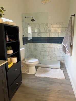 Towels, toilet paper - Modern One bedroom Near Bishops Arts District (Dallas)