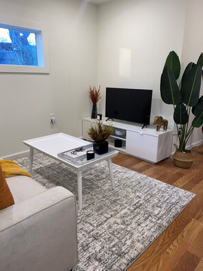 Living area - Modern One bedroom Near Bishops Arts District (Dallas)