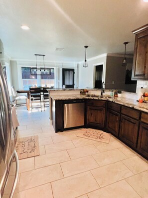 冰箱、微波炉、烤箱、炉灶