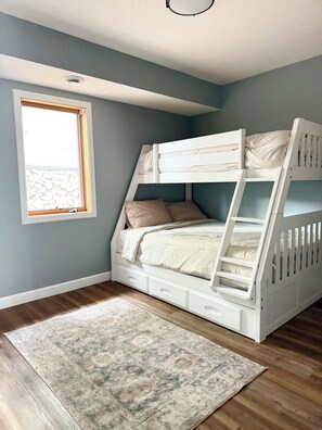 4 bedrooms, desk, iron/ironing board, free WiFi - HAVEN COTTAGE - Close to Mpls, Far From Your Routine-FREE SUPS on Lake Fremont! (Zimmerman)