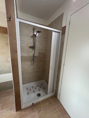 Een douche, een haardroger, een bidet, handdoeken