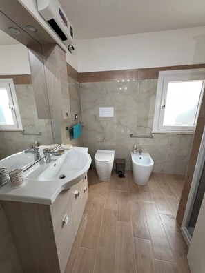 Douche, sèche-cheveux, bidet, serviettes fournies