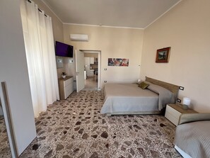 1 slaapkamer, een strijkplank/strijkijzer, wifi, beddengoed