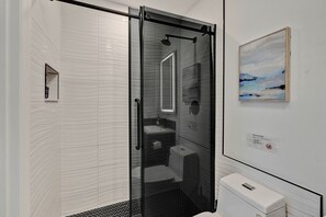 Towels, soap, toilet paper - Modern Studio blocks to the beach w/ pool&Tiki Bar (Fort Lauderdale)