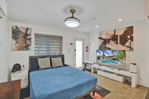 1 bedroom, iron/ironing board, internet, bed sheets - Modern Studio blocks to the beach w/ pool&Tiki Bar (Fort Lauderdale)