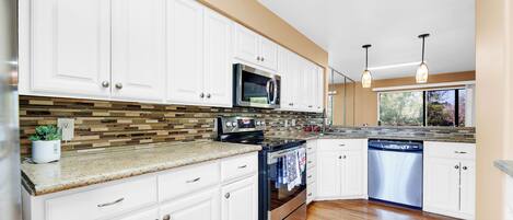 Refrigerador, microondas, horno y parrilla de estufa