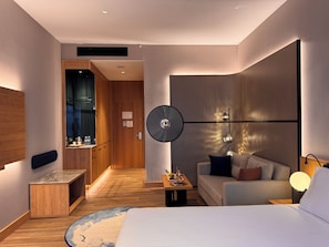 Deluxe Room, 1 Queen Bed | Minibar, free WiFi, bed sheets
