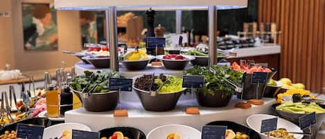 TĂ€gliches FrĂŒhstĂŒcksbuffet (10 EUR pro Person)