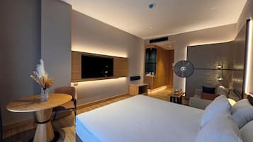 Deluxe Room, 1 Queen Bed | Minibar, free WiFi, bed sheets