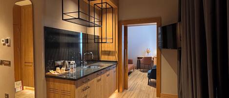 Deluxe Loft, 1 Queen Bed with Sofa bed, Balcony | Minibar, free WiFi, bed sheets