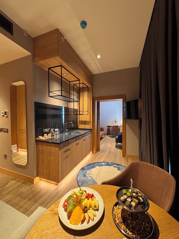 Deluxe Loft, 1 Queen Bed with Sofa bed, Balcony | Minibar, free WiFi, bed sheets