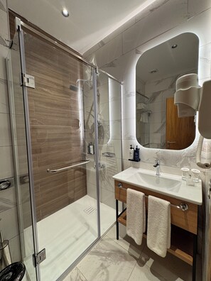 Dusj, miljøvennlige toalettsaker, hårføner og oppvarmet badegulv