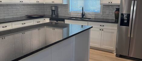 Een magnetron, een oven, een kookplaat, een vaatwasser