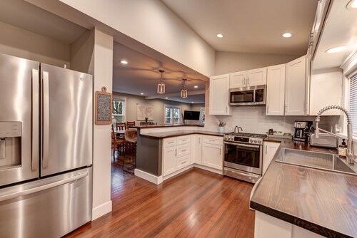 Dowtown Snohomish - River Views - Walk to Town