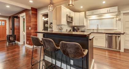 Dowtown Snohomish - River Views - Walk to Town