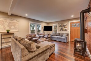 Televisión y chimenea 