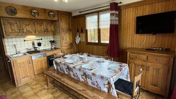 Fridge, microwave, dishwasher, coffee/tea maker