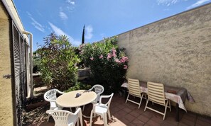 Outdoor dining - 3-room Villa, Sleeps 4, Port Leucate. Ref: 6gin_22 (Leucate)