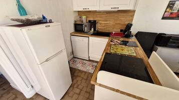 Fridge, microwave, dishwasher, cookware/dishes/utensils